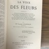 La voix des fleurs, comprenant l'origine des emblèmes données aux plantes, les souvenirs et les légendes qui y sont attachés, les proverbes auxquels elles ont donné lieu, les vers qu'elles ont inspirés aux poètes, enfin des pensées morales des plus grands écrivains sur les vertus ou les vices qu'elles représentent.