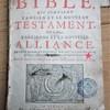 La Sainte Bible, qui contient l'Ancien et le Nouveau Testament, c'est à dire l'ancienne et la nouvelle Alliance