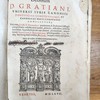 Decretum d. Gratiani, universi juris canonici pontificias constitutiones, et canonicas brevi compendio complectens. Una cum glossis & thematibus prudentum, & doctorum suffragio comprobatis: resectis verò nothis, absurdis, difficilibus, ijsdemque inutilibus hypotheseon ad rem minimè pertinentium, ineptarumque summarum, & annotationum pseudographijs. Textu denique suæ integritati reddito, & glossis receptis à vitio repurgatis.